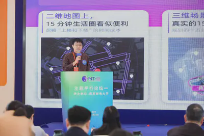 Photo presenting at the forum